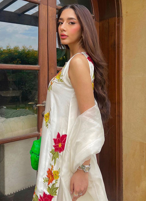 Alyana Shamsi In Juliet Ivory