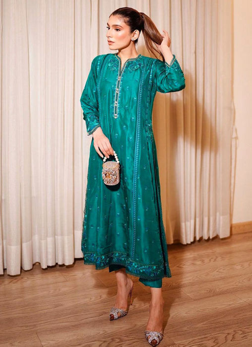 Zainab Reza In Shel Emerald