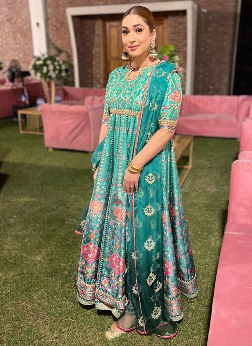 Looking Beautiful In #FarahTalibAziz