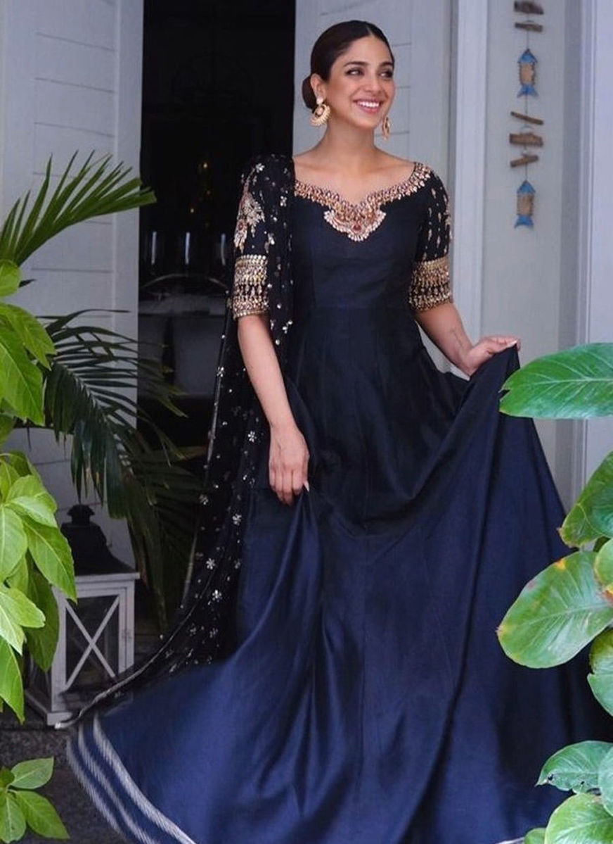 Sonya Hussyn in Siyah Zar Kalidaar.