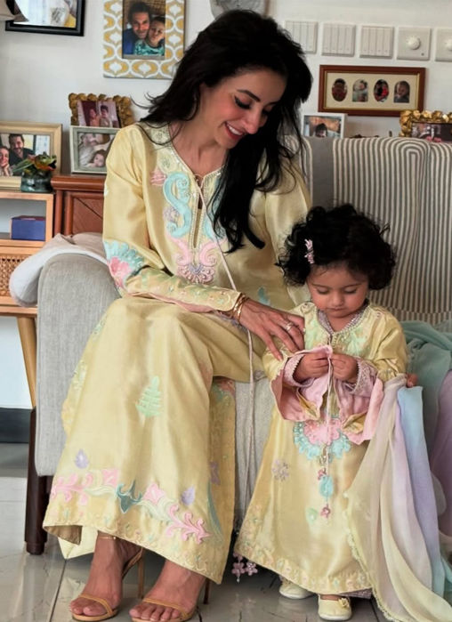 Picture of Sarwat Gilani in Vaya Long Shirt #TwinningGoalsinFTA