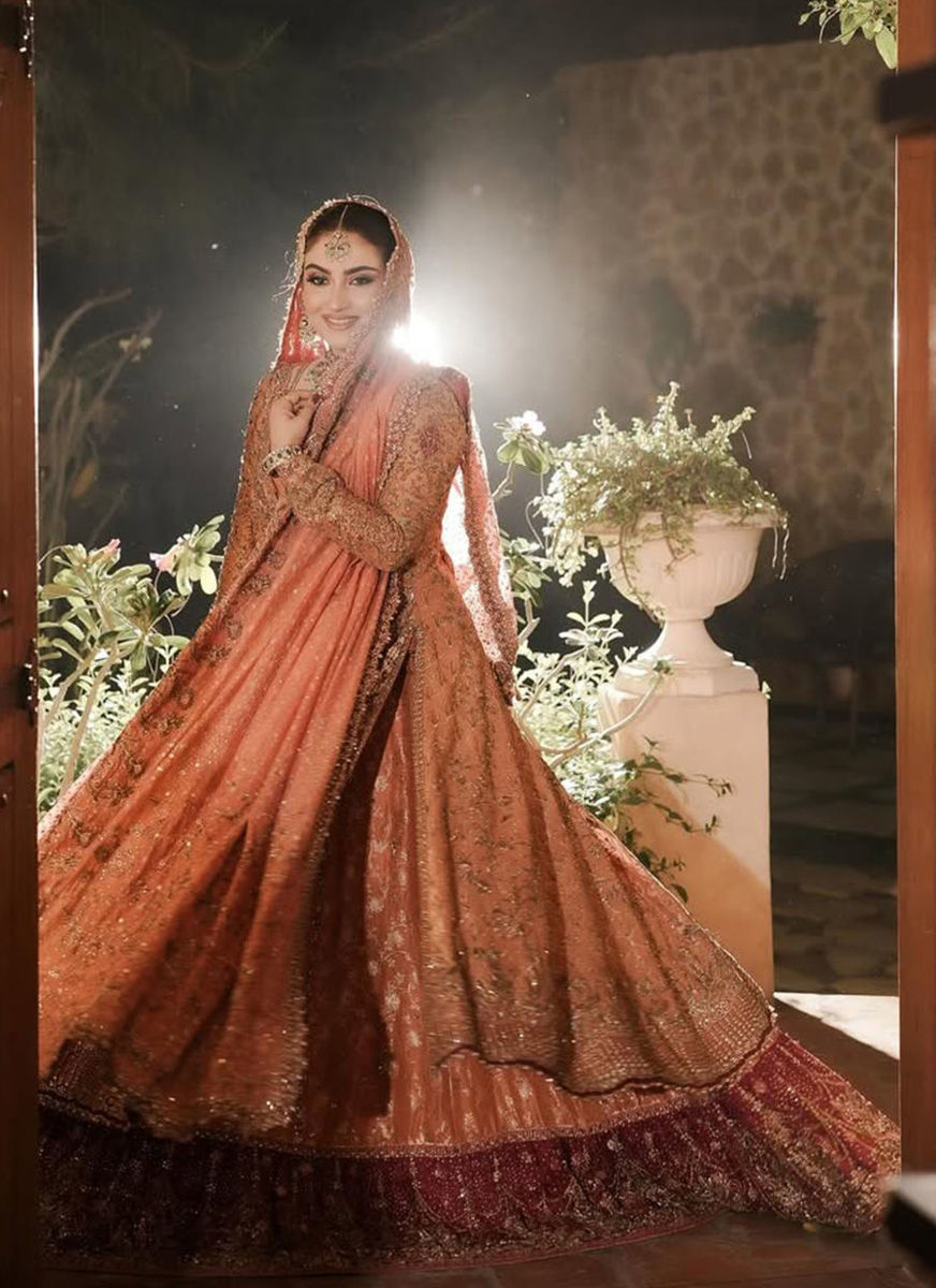 Hiba Qadir Glowing elegance in signature FTA bridal.