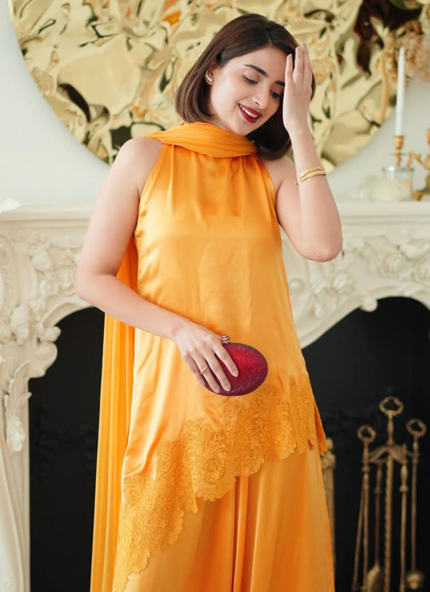Ailla Shirt And Dupatta With Pants